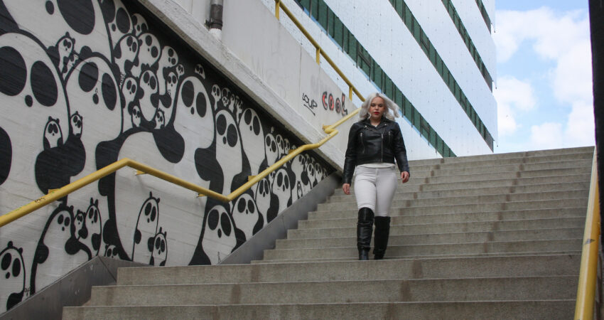 Hanna-Mari Kärki kävelee portaita alas