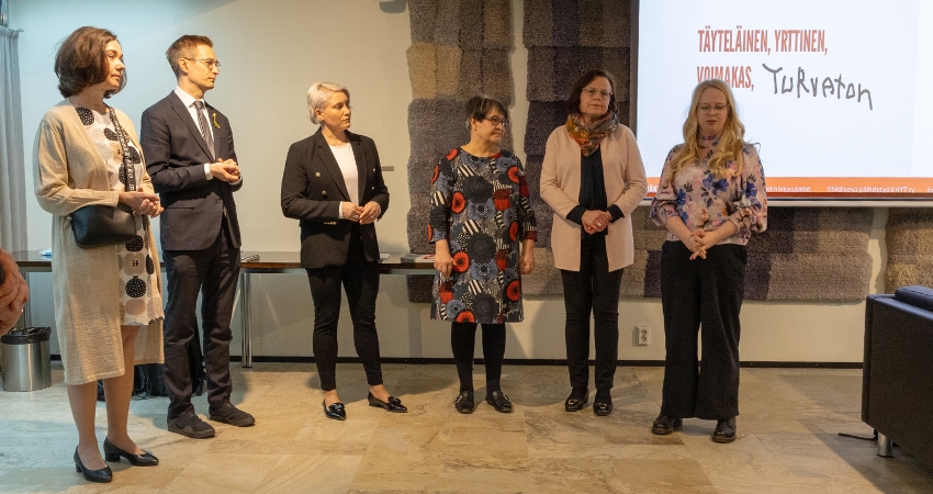 Kuvassa kansanedustajat vastaanottamassa Näkymättömät lapset -vetoomusta