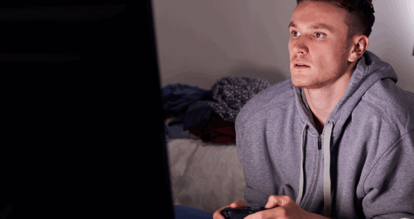 mies pelaa videopeliä